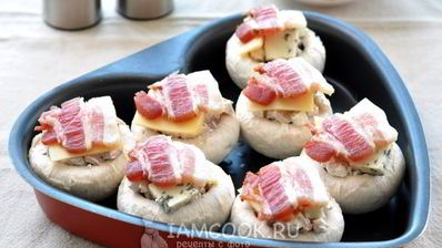 грибы, запеченные с голубым сыром и беконом