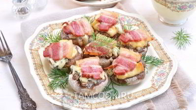 грибы, запеченные с голубым сыром и беконом