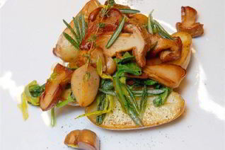 Лесные грибы в сливочном масле, шерри и лимоне