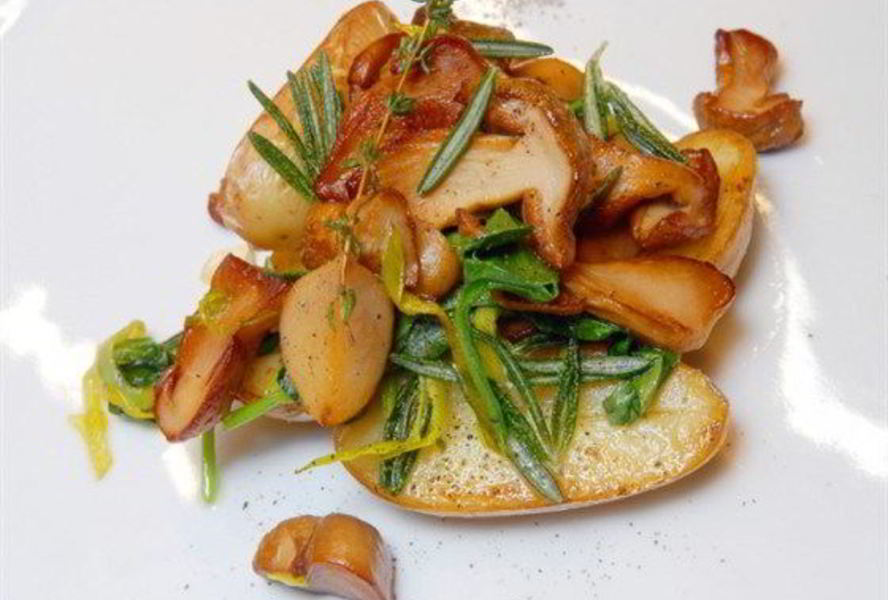 Лесные грибы в сливочном масле, шерри и лимоне