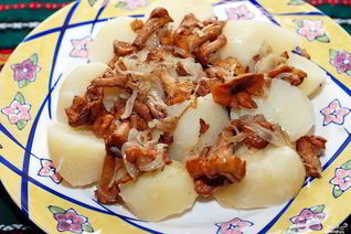 Лисички с картошкой жареные