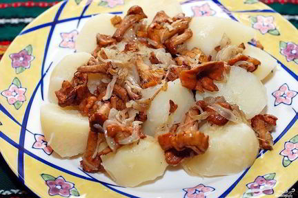 Лисички с картошкой жареные