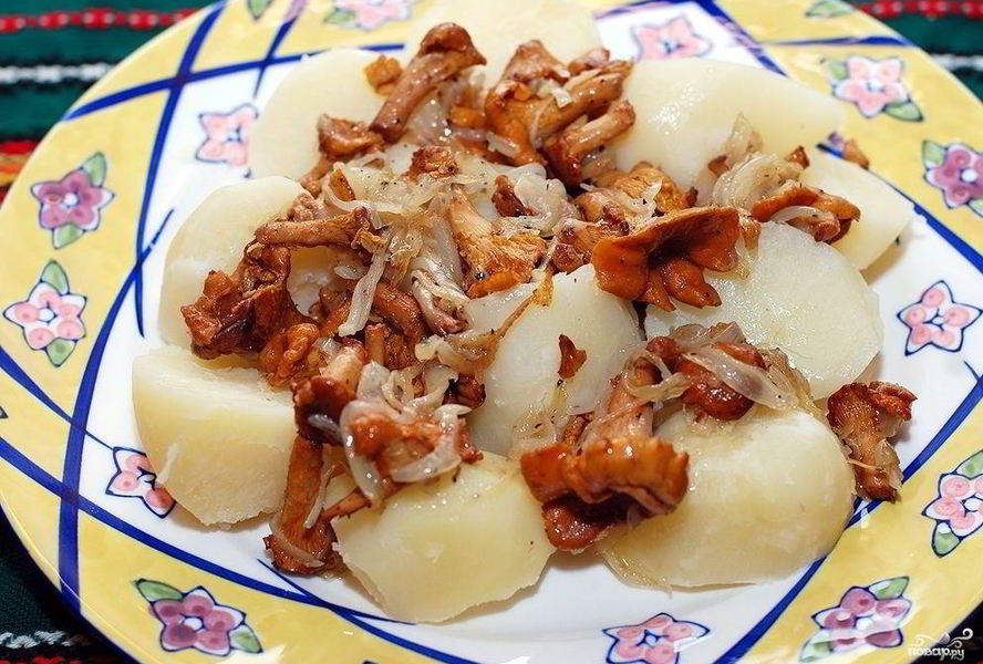 Лисички с картошкой жареные