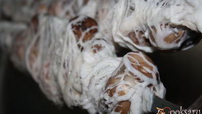 луговые шампиньоны в жировой сетке на мангале