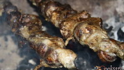 луговые шампиньоны в жировой сетке на мангале