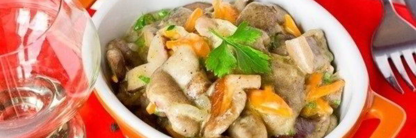 Маслята, тушеные в сметане