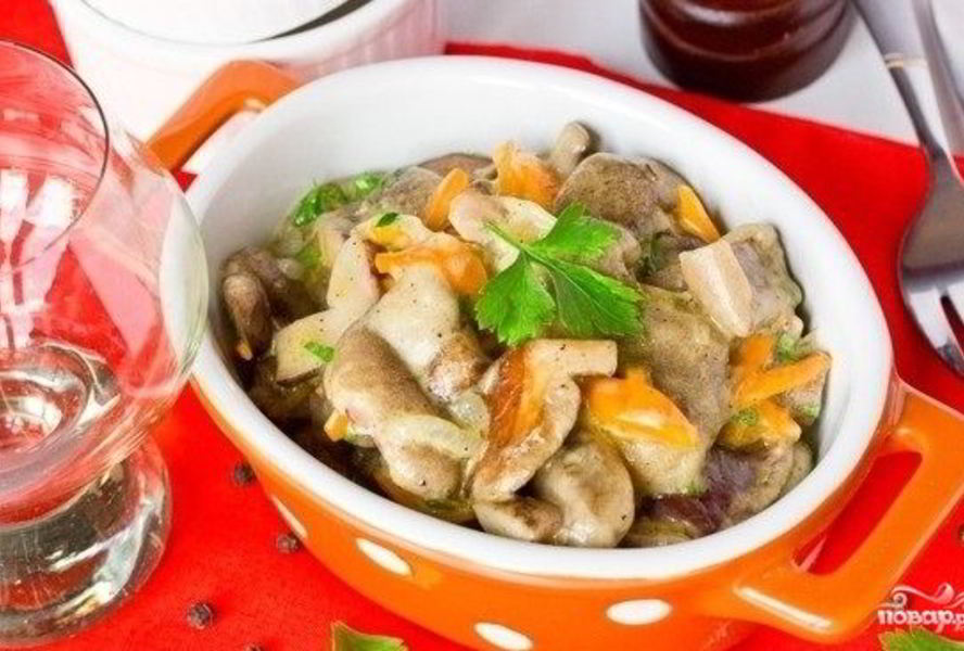 Маслята, тушеные в сметане