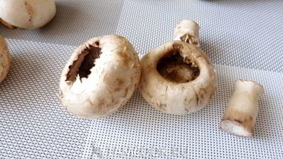 шампиньоны, фаршированные чечевицей