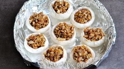 шампиньоны, фаршированные курицей и сыром