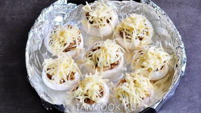 шампиньоны, фаршированные курицей и сыром
