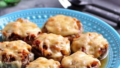 шампиньоны, фаршированные курицей и сыром