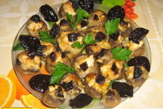 Шампиньоны с черносливом