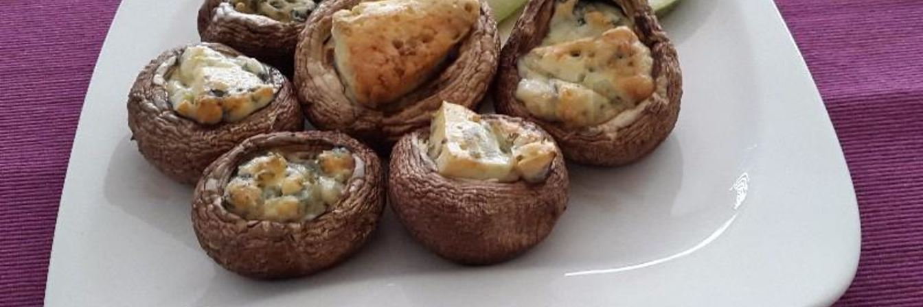 Шампиньоны с сыром с голубой плесенью