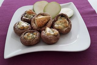 Шампиньоны с сыром с голубой плесенью