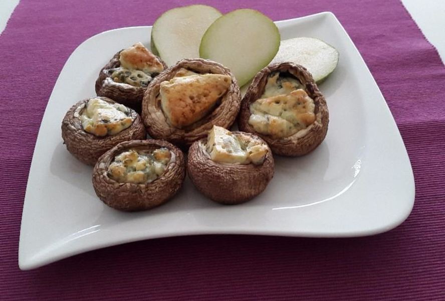Шампиньоны с сыром с голубой плесенью
