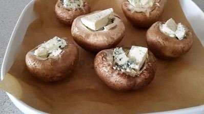 шампиньоны с сыром с голубой плесенью