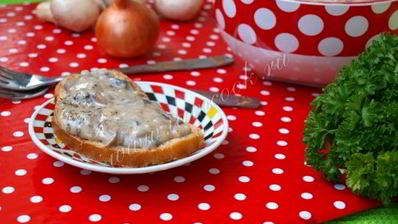 шампиньоны в сливочном соусе