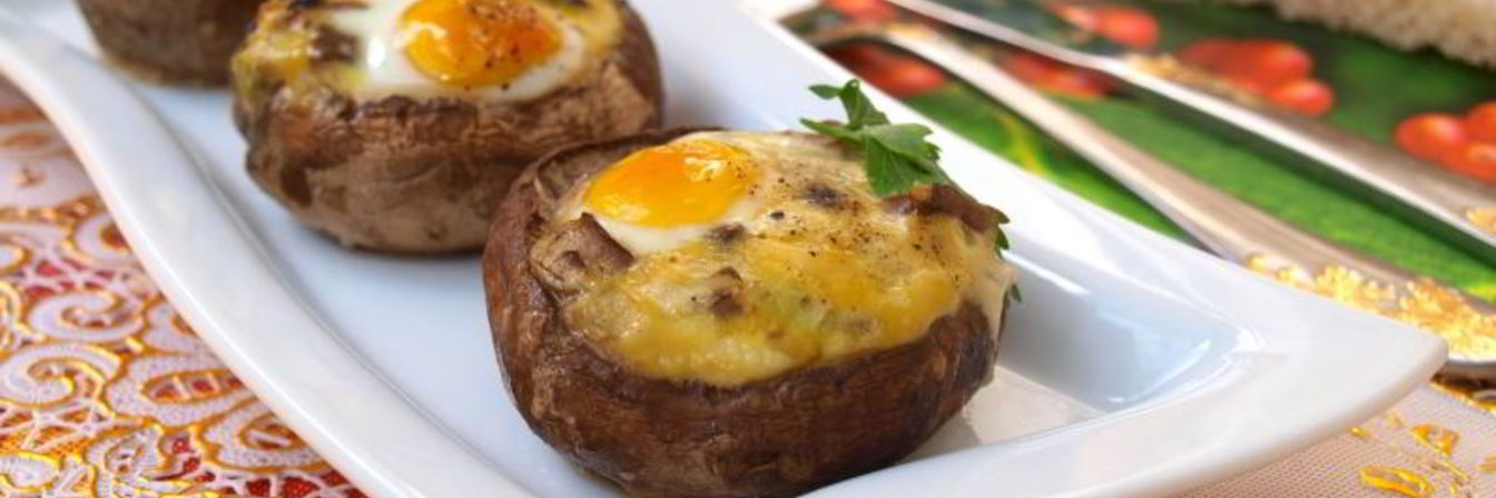 Шампиньоны запеченные с перепелиными яйцами