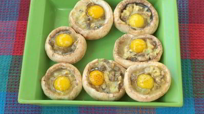 шампиньоны запеченные с перепелиными яйцами