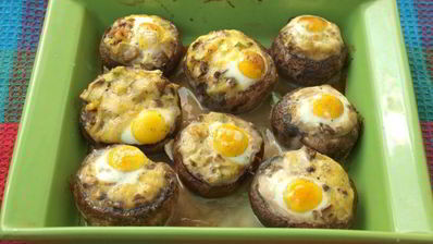 шампиньоны запеченные с перепелиными яйцами
