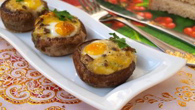 шампиньоны запеченные с перепелиными яйцами