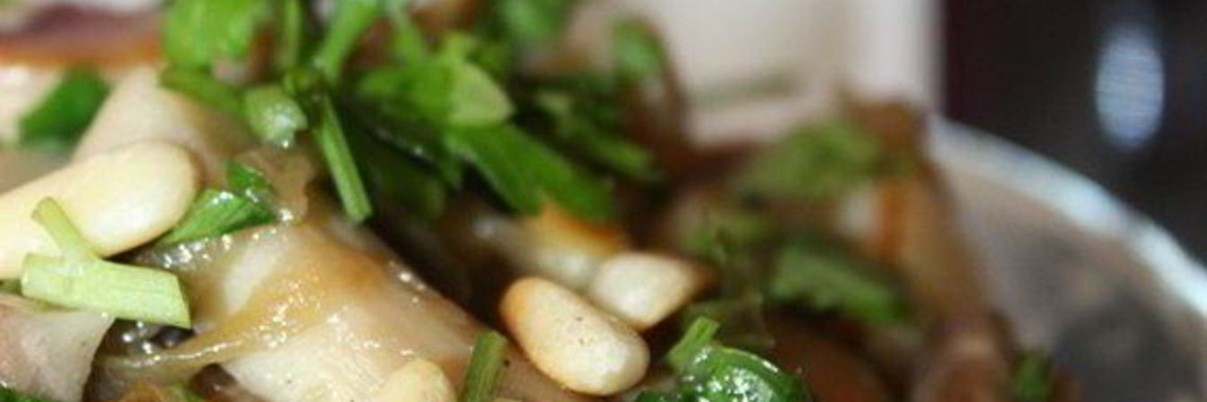 Шампиньоны жареные с кедровыми орешками