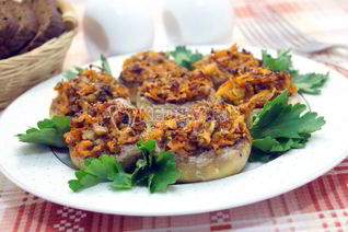 Запеченные шампиньоны с овощами