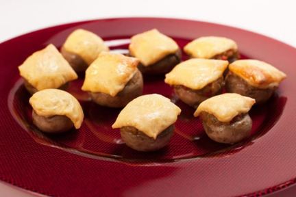 Запеченные шампиньоны с овощной икрой