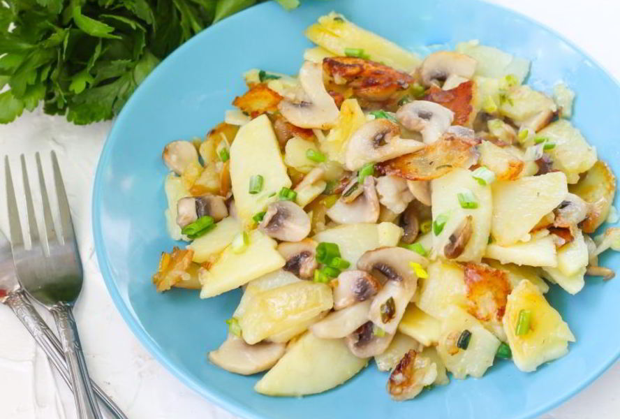 Жареные грибы с картошкой на сковороде