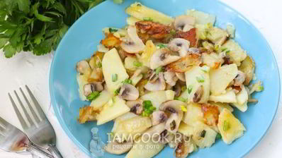 жареные грибы с картошкой на сковороде