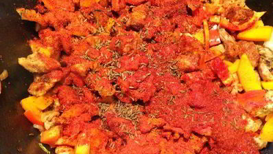 ароматный гуляш с грибами и сельдереем