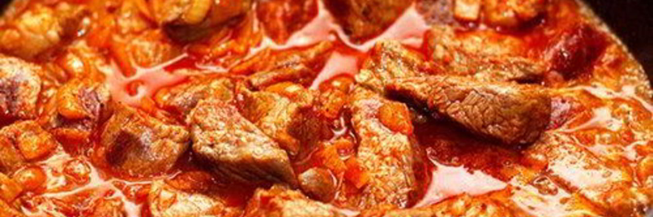 Гуляш говяжий с овощами в мультиварке