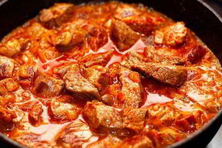 Гуляш говяжий с овощами в мультиварке