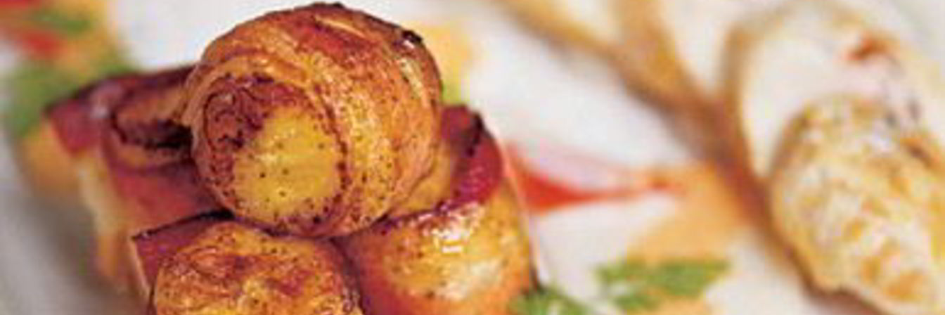 Гуляш из филе курицы с креветками и бананами, обжаренными в беконе