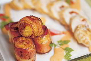 Гуляш из филе курицы с креветками и бананами, обжаренными в беконе