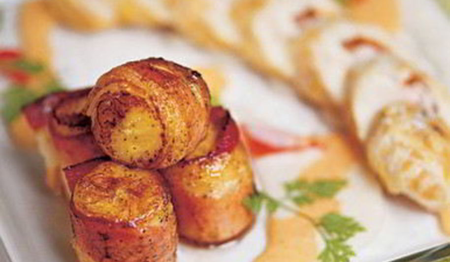 Рецепт гуляша из филе курицы с креветками и бананами, обжаренными в беконе