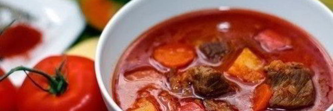 Гуляш из говядины с болгарским перцем и картофелем