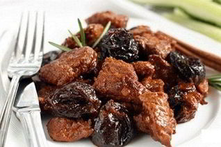 Гуляш из говядины с черносливом