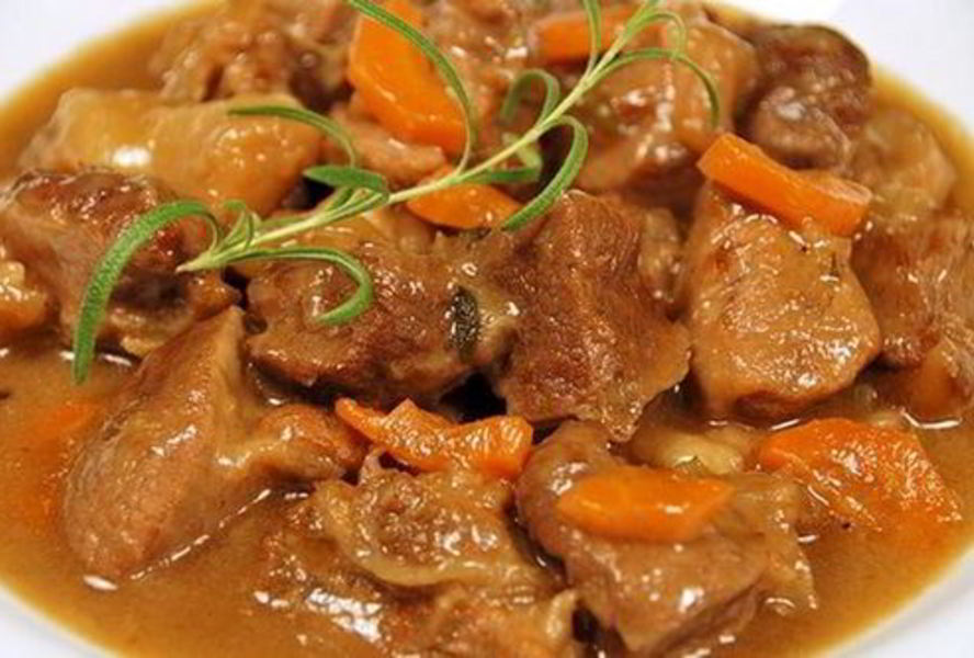 Гуляш из говядины с горчицей и яблоком