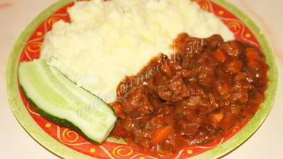 гуляш из говядины с подливкой