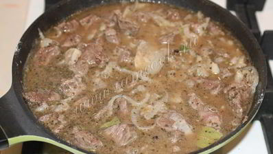 гуляш из говядины с подливкой