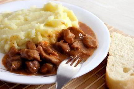 Гуляш из говядины с пюре и подливой