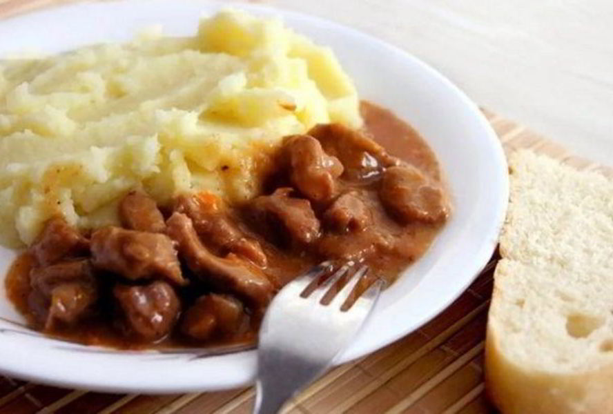 Гуляш из говядины с пюре и подливой