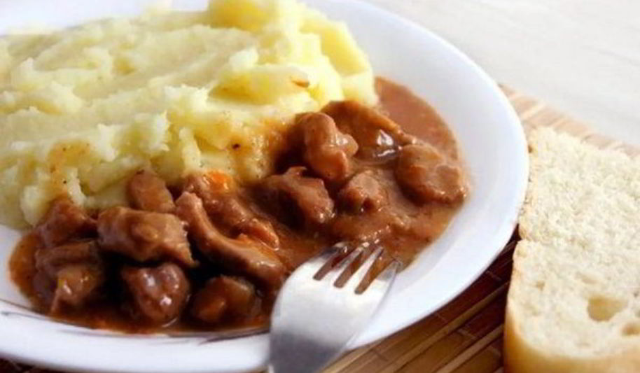 Рецепт гуляша из говядины с пюре и подливой