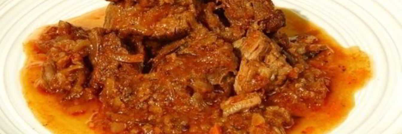 Гуляш из говядины с томатной пастой