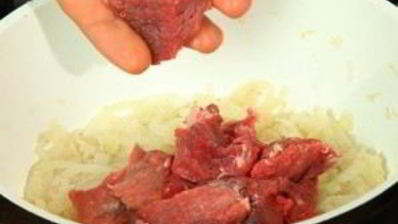 гуляш из говядины с томатной пастой