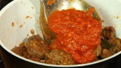 гуляш из говядины с томатной пастой