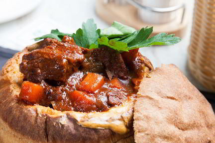 Гуляш из говядины со сладким перцем