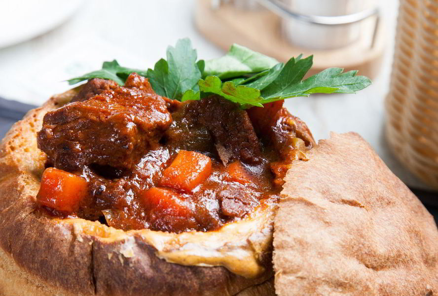 Гуляш из говядины со сладким перцем