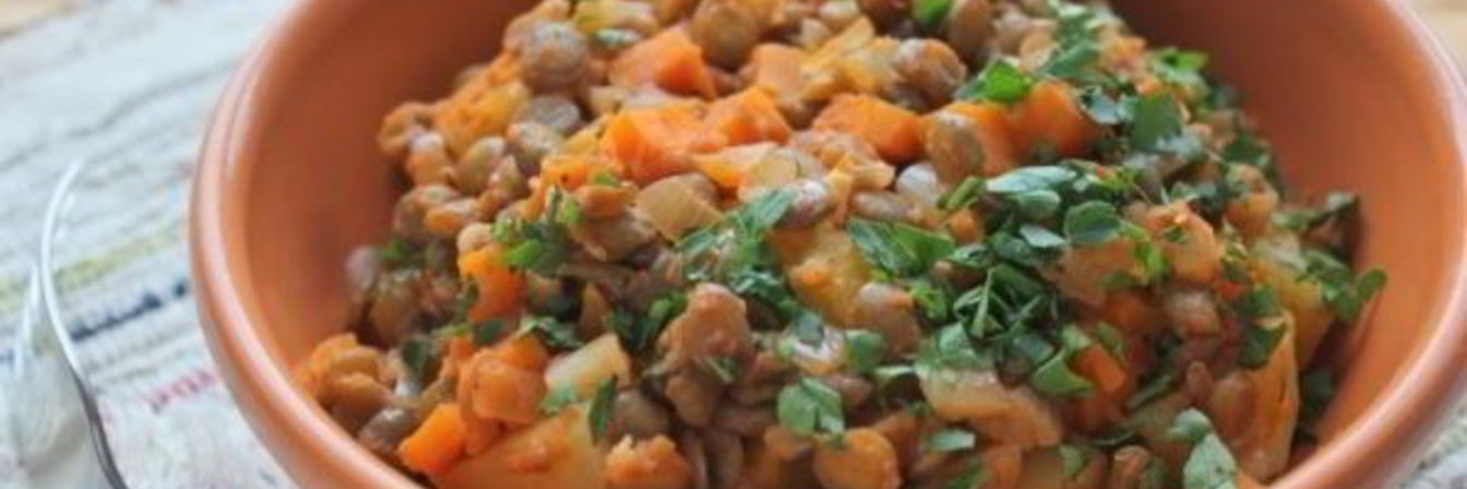 Гуляш из картофеля и чечевицы